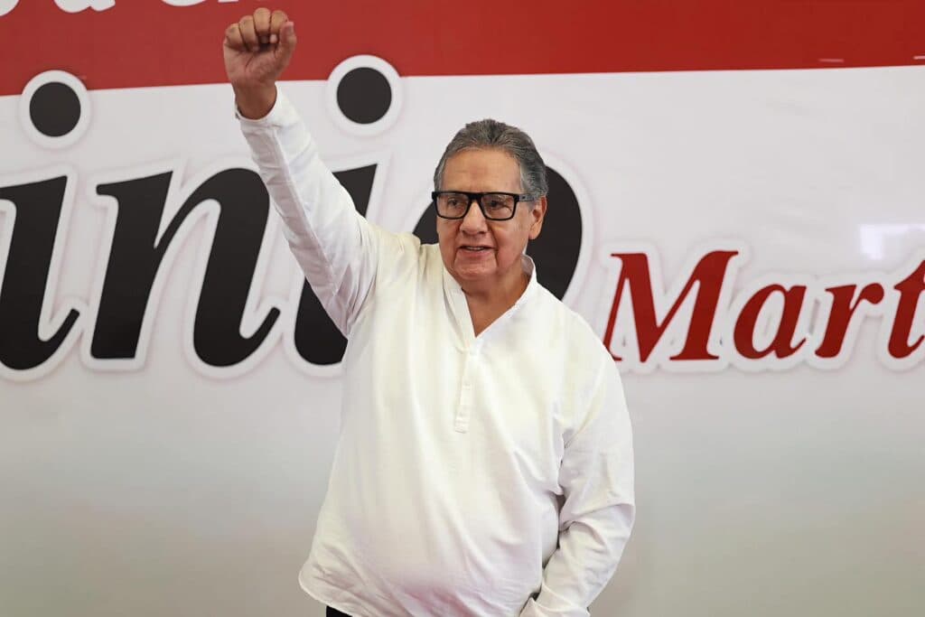 Higinio Martínez, nuevo presidente del Senado, levanta el puño en señal de triunfo durante su presentación.
