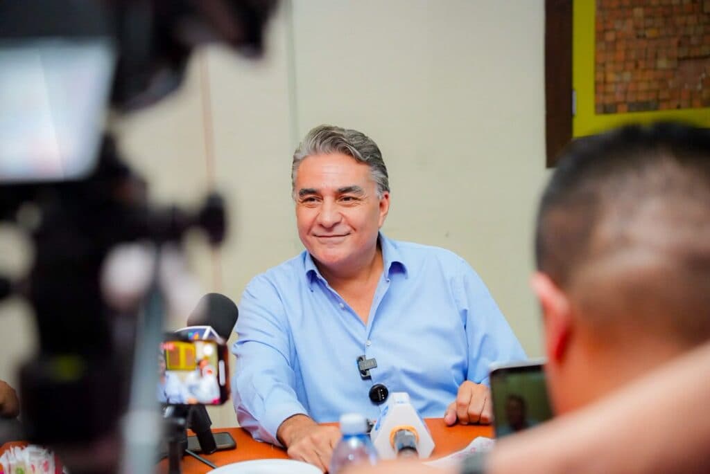 Jesús Ruiz Uribe sonríe durante una conferencia de prensa en Tijuana, destacando su imagen positiva en la reciente encuesta de La Crónica.