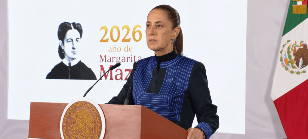 Claudia Sheinbaum durante la conferencia matutina, discutiendo el regreso de Rubén Rocha Moya a Sinaloa, con un fondo que