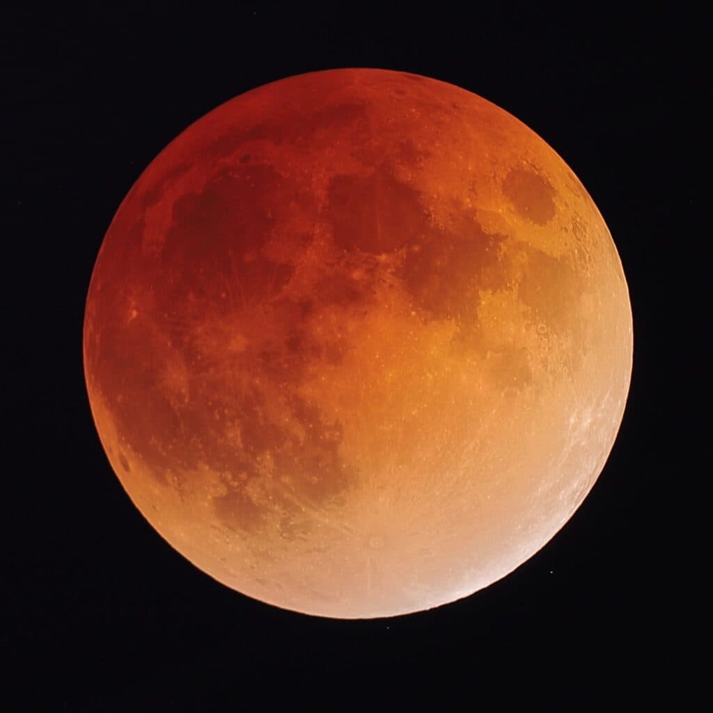 Luna llena con tonalidades rojizas durante un eclipse lunar, fenómeno astronómico visible en México en agosto de 2026.