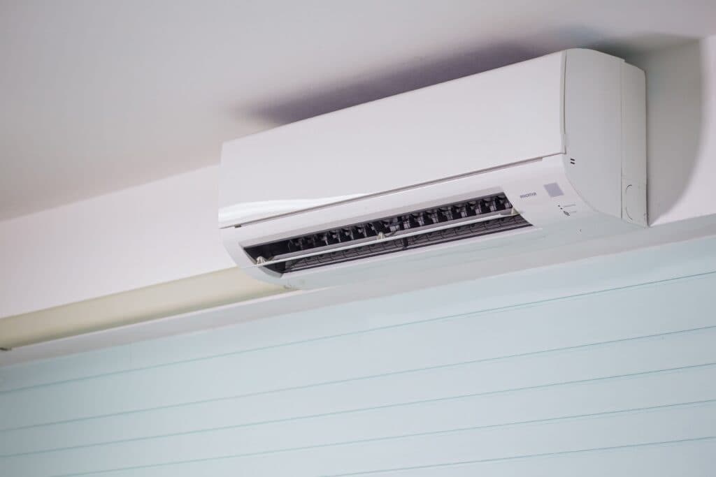 Aire acondicionado instalado en una pared, recomendado por la CFE para un uso eficiente y ahorro en el consumo de electricidad.