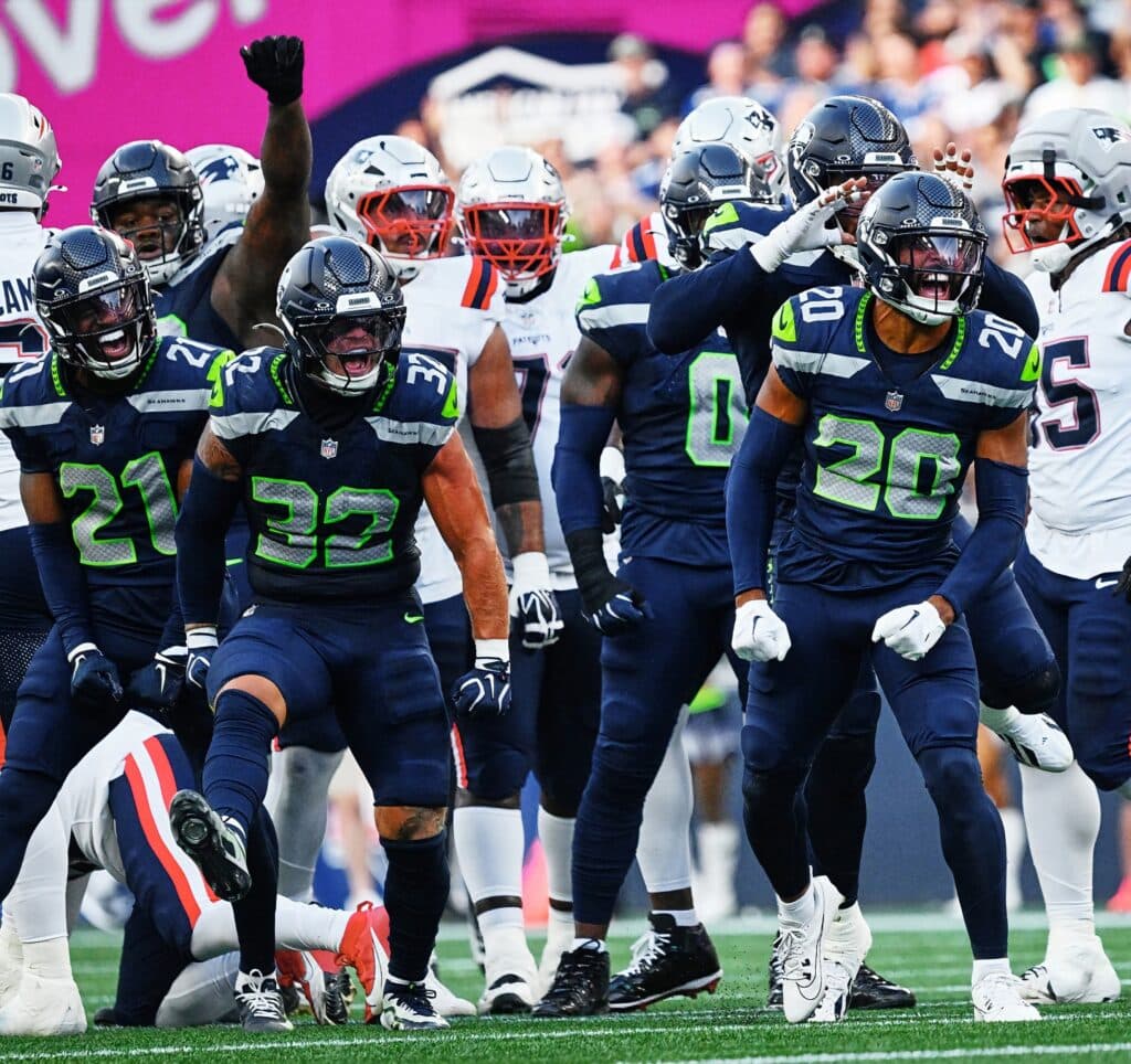 Jugadores de los Seattle Seahawks celebran una jugada defensiva clave durante el partido contra los Patriotas de Nueva Inglaterra en la NFL.