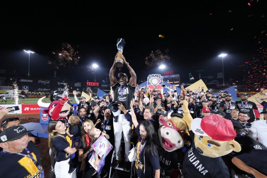 Celebración de los Toros de Tijuana tras ganar la Serie del Rey, levantando el trofeo de campeones de la LMB en el Toros Mobil Park.