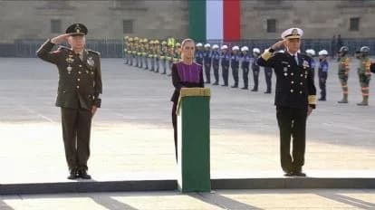 Claudia Sheinbaum rinde homenaje a víctimas del 19S, flanqueada por militares en el Zócalo de la Ciudad de México.