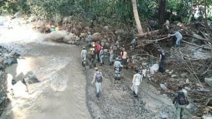 Rescatistas y voluntarios trabajan en la orilla del río Santa Elena, tras el desbordamiento causado por el huracán Polo en Jalisco.