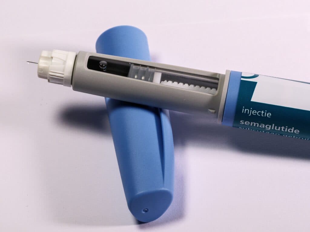 Pluma de medicamento para controlar el peso, con etiqueta de semaglutida, sobre fondo claro, representando productos falsificados.