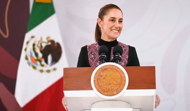 Claudia Sheinbaum sonríe durante su conferencia en Irapuato, destacando avances en el acuerdo comercial entre México y Estados Unidos.