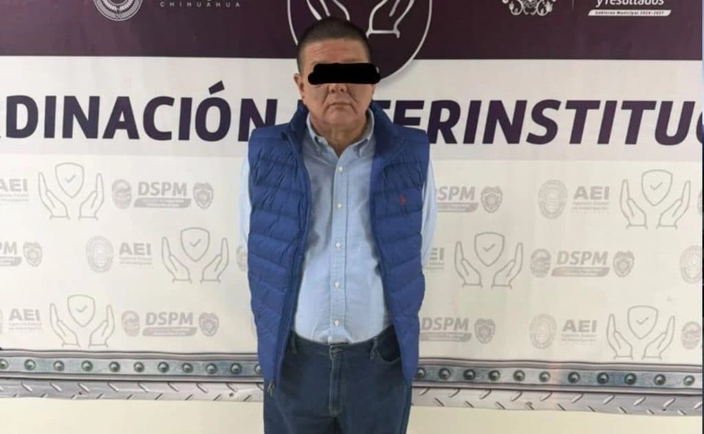 César Jáuregui Moreno, exfiscal de Chihuahua, posando en un fondo institucional tras su arresto por traición a la patria.