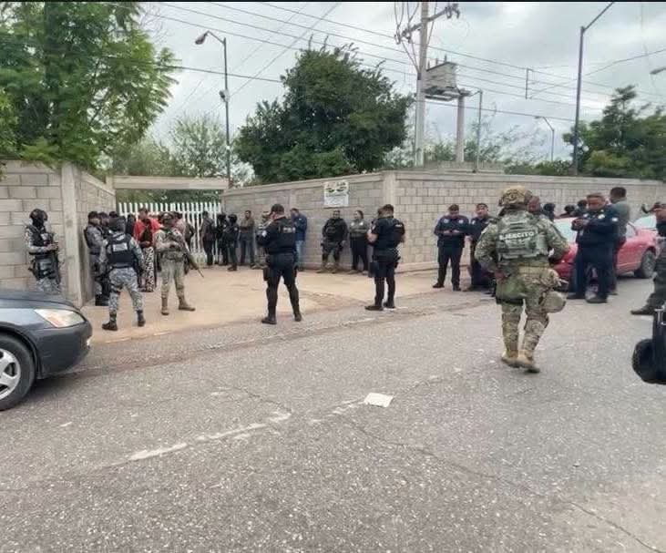Agentes de seguridad y militares en la entrada de la Escuela Secundaria General No. 13 en Torreón, tras el ataque a la subdirectora.