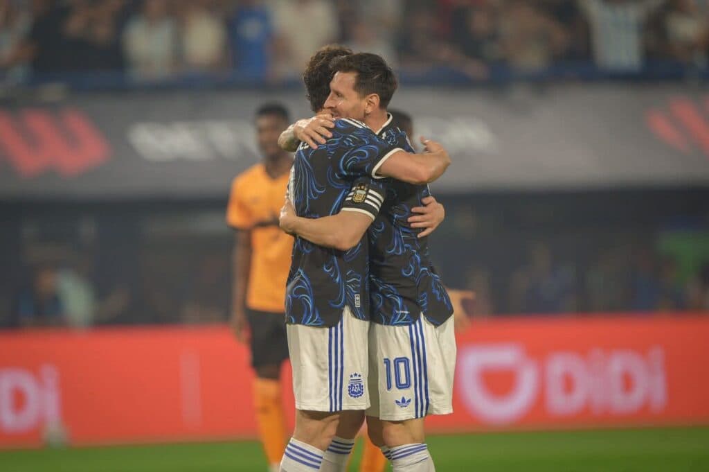 Lionel Messi y un compañero se abrazan en el campo, celebrando un momento emotivo antes de su despedida con la Selección Argentina.