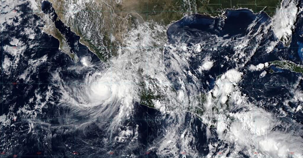 Huracán Simón en el océano Pacífico, mostrando su trayectoria hacia las costas de Colima, con nubes y vientos intensos.