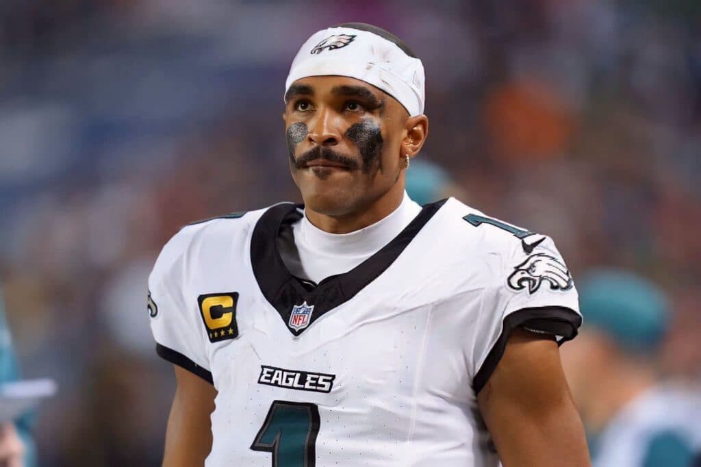 Jalen Hurts, quarterback de los Philadelphia Eagles, con expresión seria y uniforme de juego, tras sufrir un grave problema de salud.