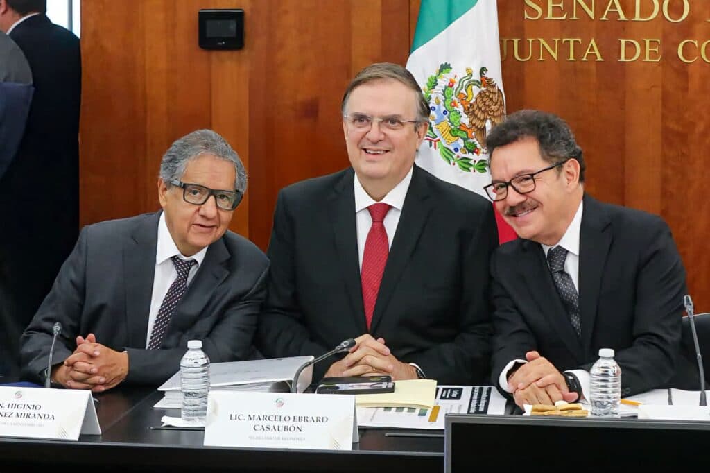 Marcelo Ebrard, secretario de Economía, acompañado de legisladores, discute avances del T-MEC en el Senado de la República.