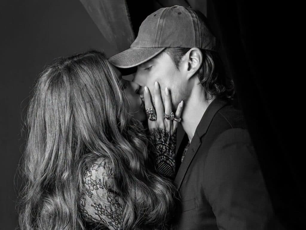 Galilea Montijo y su novio Isaac Moreno se besan en un momento romántico durante los Eliot Awards 2026.