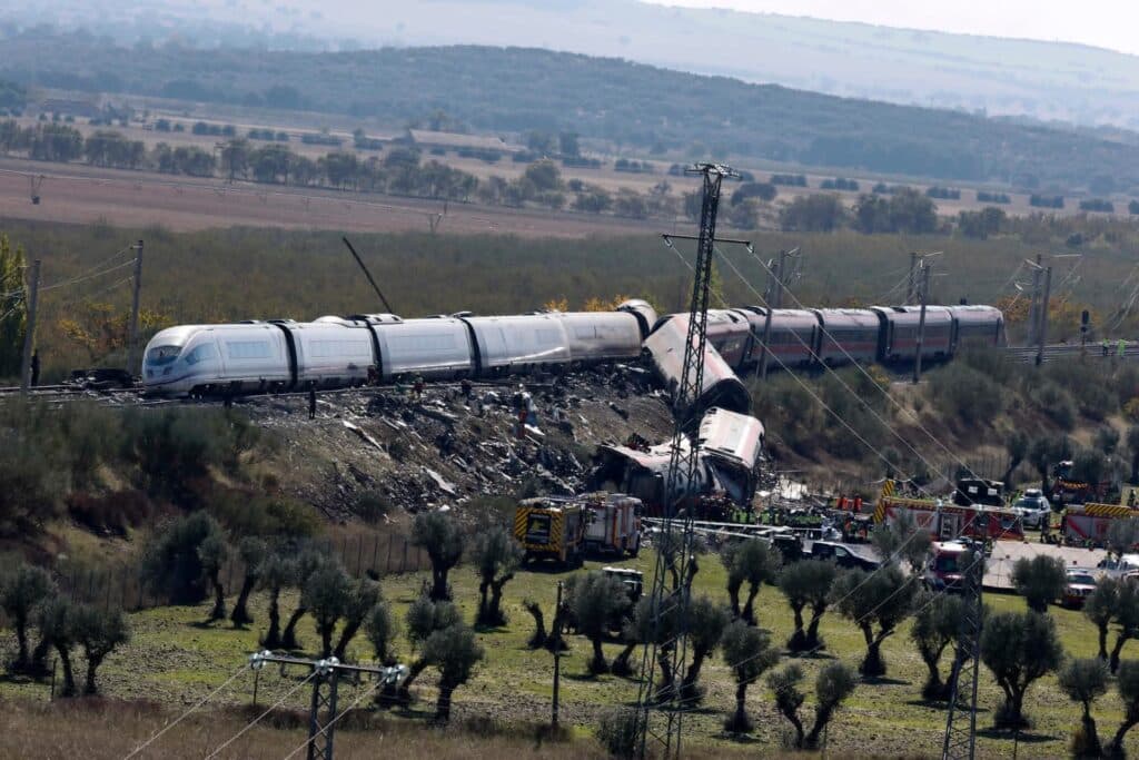 Accidente ferroviario en Toledo, España, mostrando trenes de alta velocidad descarrilados y equipos de emergencia en la escena.