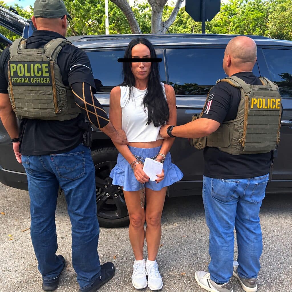Inés Gómez Mont es detenida por agentes de la policía en Miami, Florida, tras cinco años prófuga de la justicia mexicana.