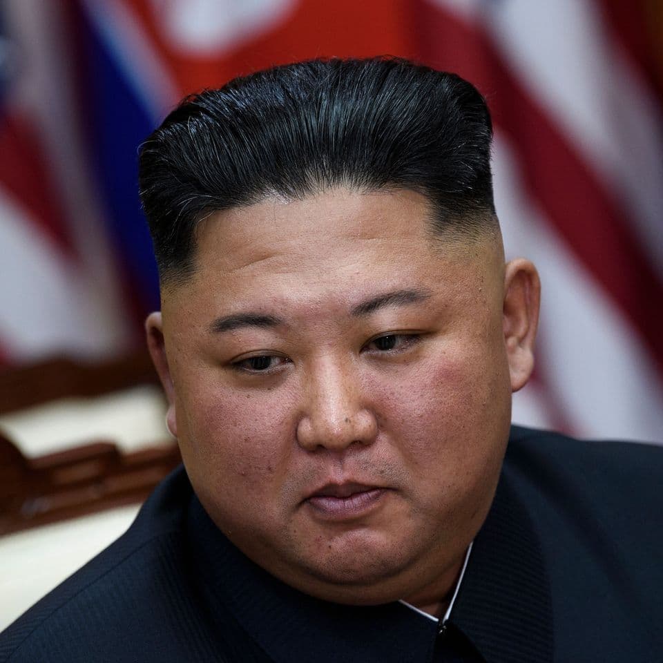 Kim Jong-un, líder de Corea del Norte, durante una reunión, mostrando una expresión seria en medio de rumores sobre su salud.