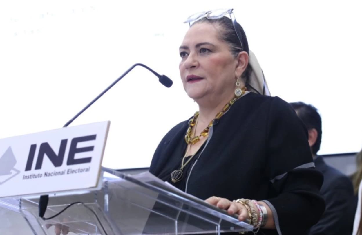 Funcionaria del INE en conferencia, presenta información sobre el proceso electoral en México.