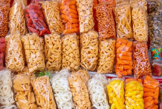 Variedad de alimentos envasados, típicos de la comida chatarra, que serán prohibidos en escuelas y universidades de México.