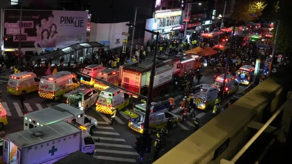 Multitud de ambulancias y vehículos de emergencia en las calles de Itaewon, Corea del Sur, tras la tragedia que conmocionó al país.