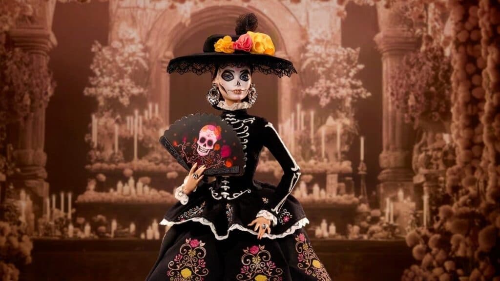 Muñeca Barbie inspirada en La Catrina, con vestido negro y detalles coloridos, sosteniendo un abanico, en un fondo decorado