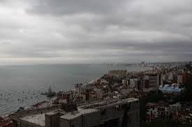 Cielo nublado sobre la costa de Jalisco, con mar agitado y edificios en la orilla, ante la amenaza del huracán Simón.