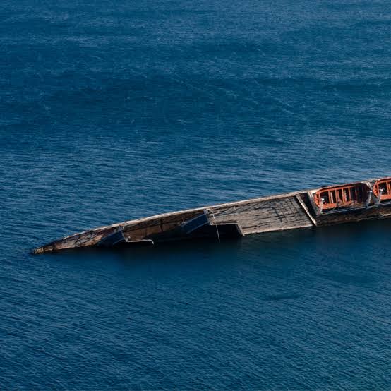 Embarcación hundida en el mar frente a las costas de Yibuti, tras la tragedia que dejó 109 personas sin vida y más de 100 desaparecidas.