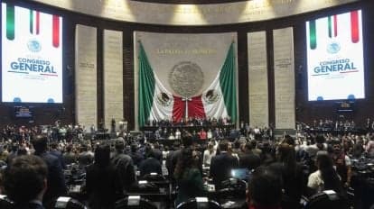 Sesión en la Cámara de Diputados donde se aprobó reforma para penalizar el reclutamiento criminal, con banderas y el emblema nacional.