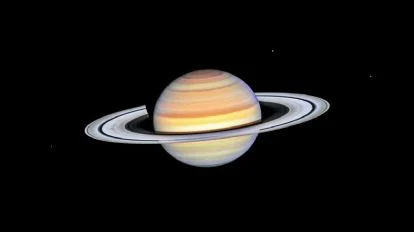 Saturno con sus anillos brillantes, destacando en el cielo nocturno, representando el fenómeno astronómico de octubre.