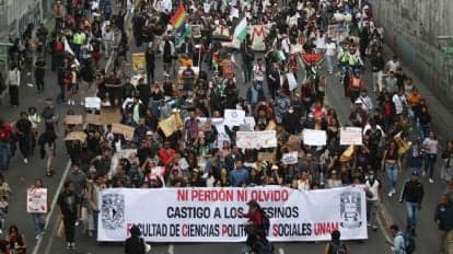 Cientos de manifestantes marchan en CDMX con pancartas exigiendo justicia por Tlatelolco en el 58 aniversario de la represión estudiantil.
