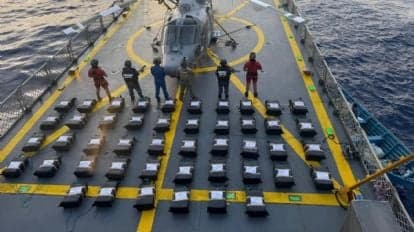 Operativo marítimo de la Secretaría de Marina con seis personas detenidas y paquetes de cocaína en la cubierta de un barco en el océano Pacífico.