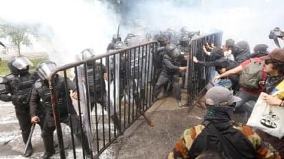 Enfrentamiento entre policías y manifestantes durante protesta por la calidad del agua en Guadalajara, Jalisco.