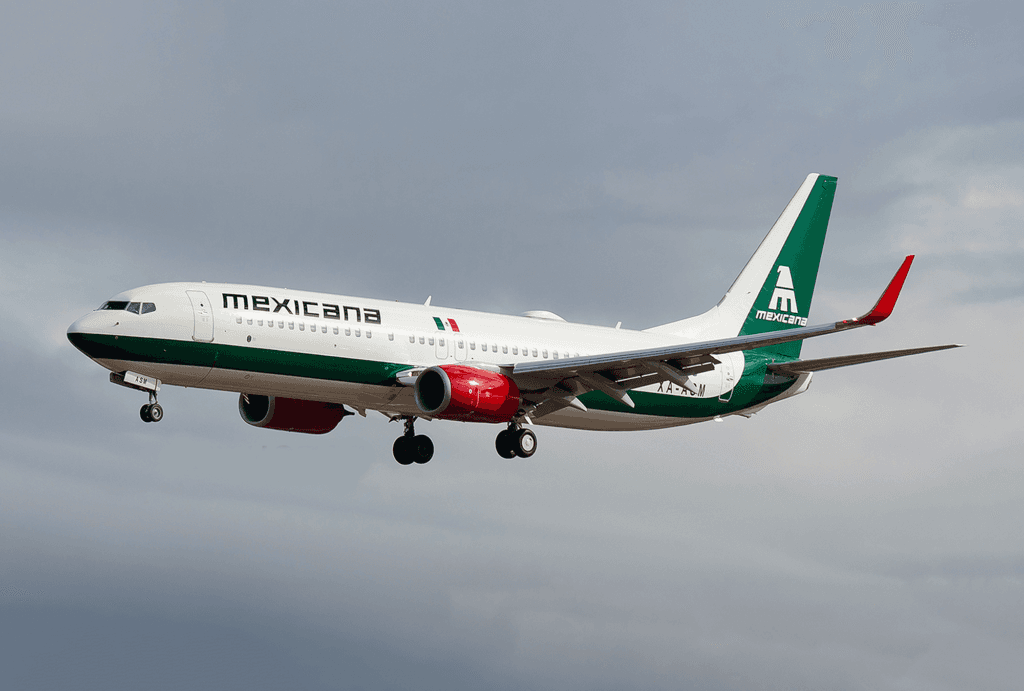 Aeronave de Mexicana de Aviación en aproximación a un aeropuerto, simbolizando el avance en la conectividad aérea entre México y Estados Unidos.