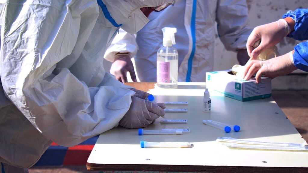 Investigadores en trajes de bioseguridad analizan muestras en un laboratorio, en el contexto de la peste neumónica en Rusia.