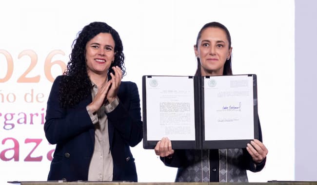 Claudia Sheinbaum muestra el decreto de nacionalidad única en conferencia de prensa, acompañada por Luisa María Alcalde en Palacio Nacional.