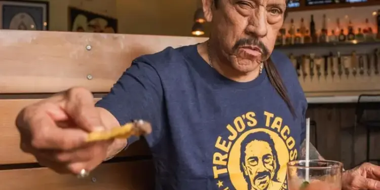 Danny Trejo inicia caótica pelea en el desfile del 4 de julio