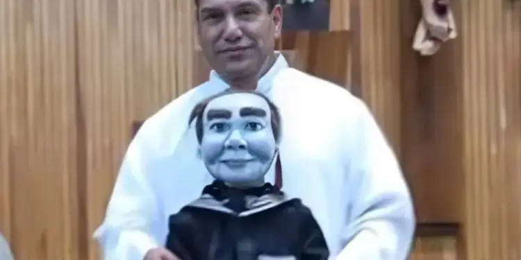 Padre lleva muñeco poseído a misas en Saltillo