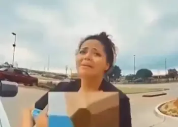 Madre deja a su bebé en el coche por jugar en un casino