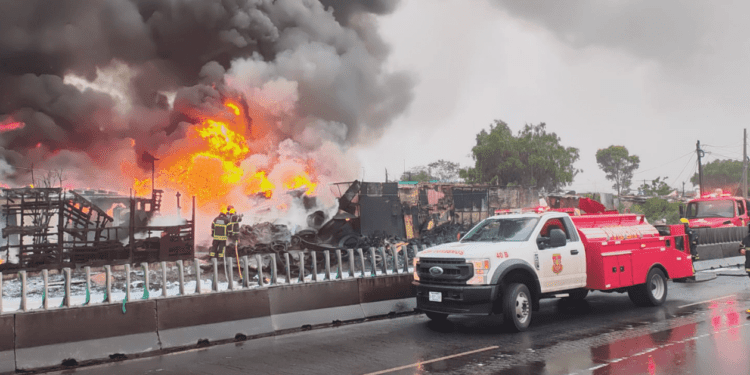 Incendio consume casas de madera y cartón en Neza