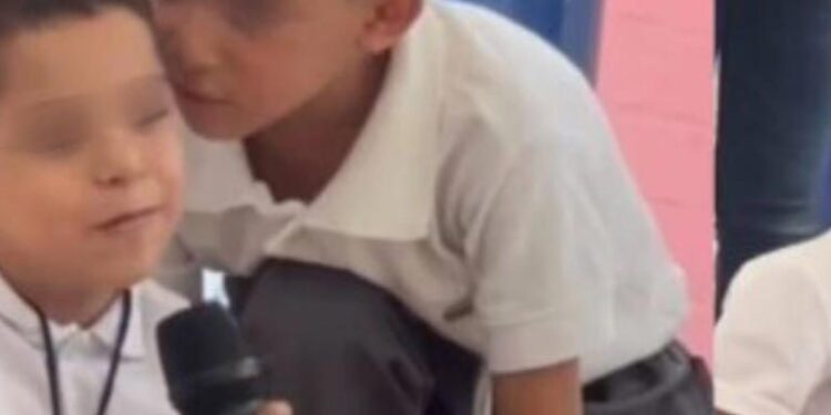 Niño ayudar a su amigo con discapacidad a cantar