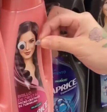 Novios pegan ojos a productos en supermercado