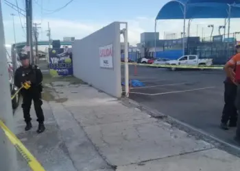Portón cae sobre guardia de seguridad y lo mata