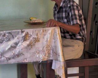 Mujer ayuda a anciano y la amenazan con denunciarla