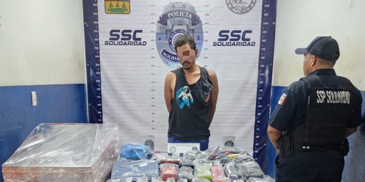 La Policía de Solidaridad asegura a una persona por robo en estacionamiento