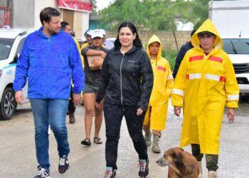Estefanía Mercado recorre In House y atiende a las familias vulnerables tras el paso de Beryl
