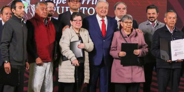 López Obrador entrega primeros pagos del Fondo de Pensiones para el Bienestar