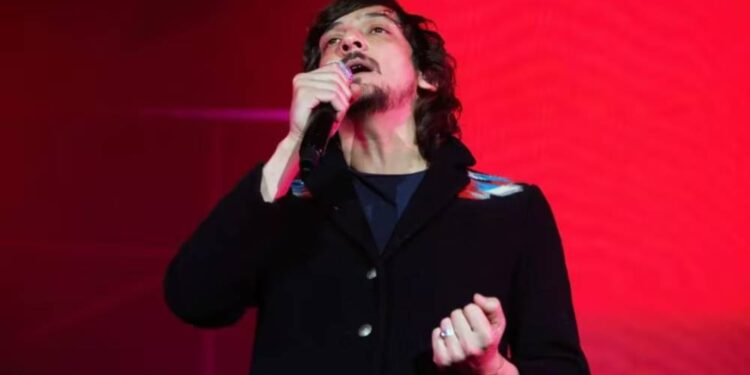 León Larregui olvida cartera en auto, ofrece recompensa