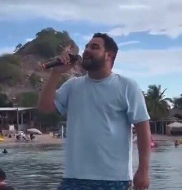 Vocalista de ‘Banda MS’ sorprende con concierto a turistas