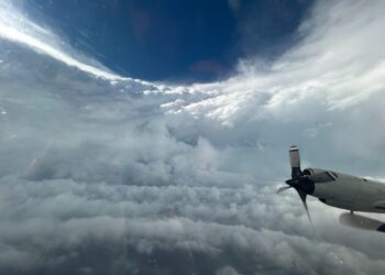 Avión caza huracanes, capta el ojo del huracán Beryl