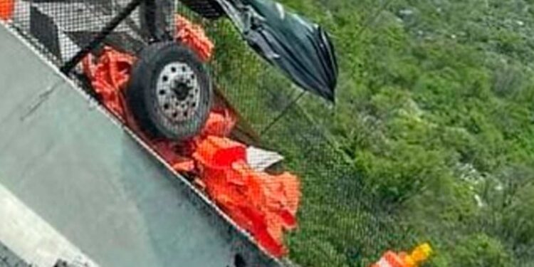 Tráiler cae de puente en autopista Monterrey – Saltillo